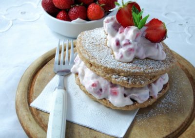 MANDELPFANNKUCHEN MIT ERDBEERTOPFENCREME