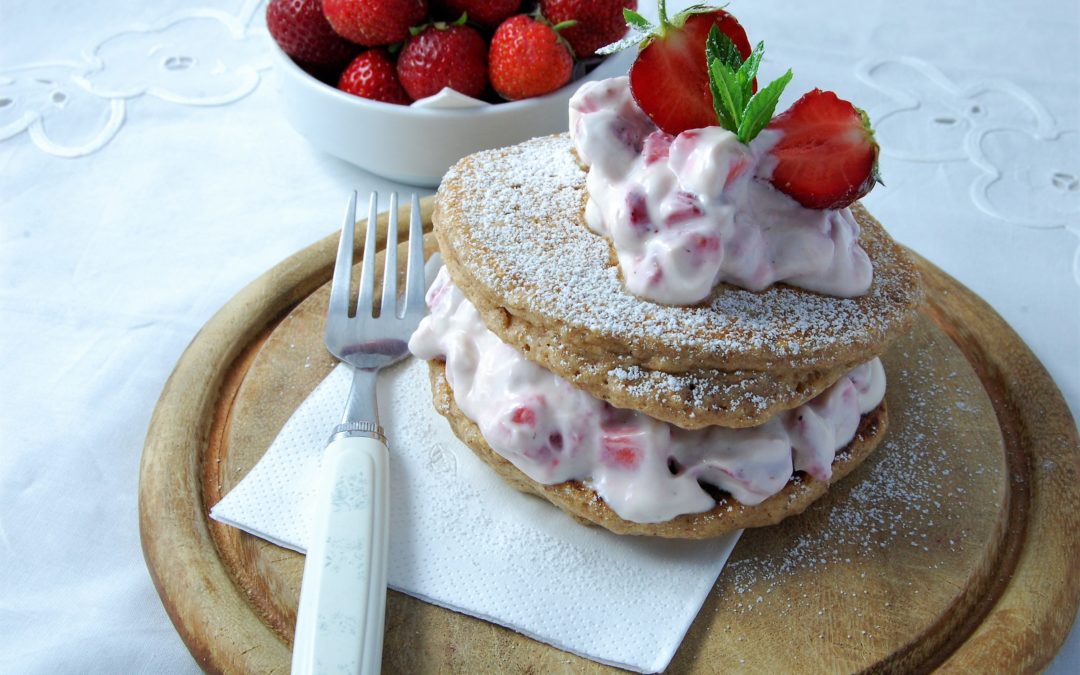 MANDELPFANNKUCHEN MIT ERDBEERTOPFENCREME