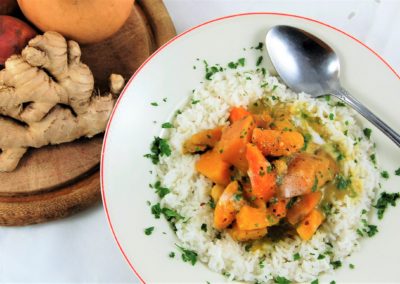 SÜSSKARTOFFEL-BUTTERNUSKÜRBIS EINTOPF MIT KOKOS UND KICHERERBSEN DAZU BASMATI-REIS
