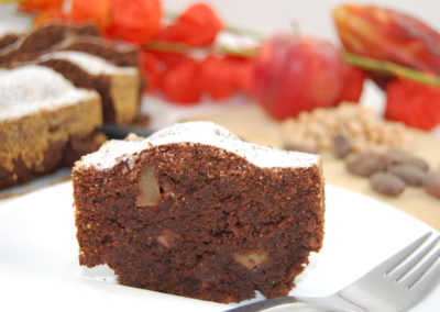 WALNUSS-KAKAOKUCHEN MIT APFEL UND WEISSEN BOHNEN