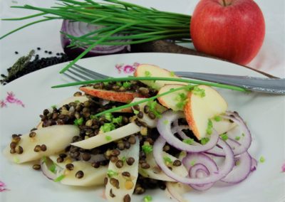 SCHWARZWURZEL BELUGALINSEN SALAT MIT APFEL