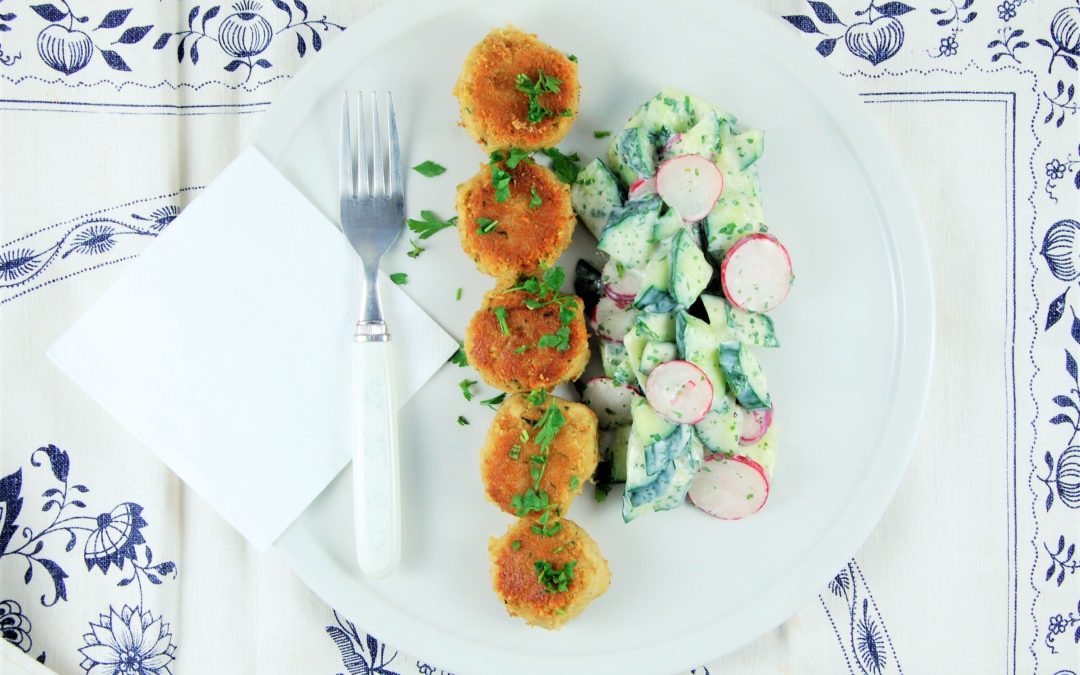 GURKENSALAT MIT RADIESCHEN IN KREN-JOGHURT-DRESSING UND RADIESCHENBLÄTTER-FALAFEL