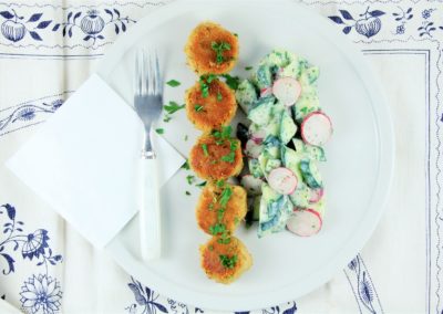 GURKENSALAT MIT RADIESCHEN IN KREN-JOGHURT-DRESSING UND RADIESCHENBLÄTTER-FALAFEL