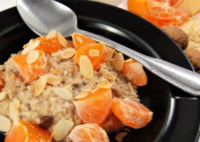 HIRSEPORRIDGE MIT NÜSSEN UND MANDARINE