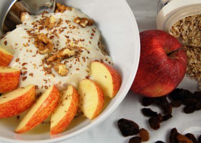 CREMIGE MÜSLIMISCHUNG MIT WALNÜSSEN UND OBST