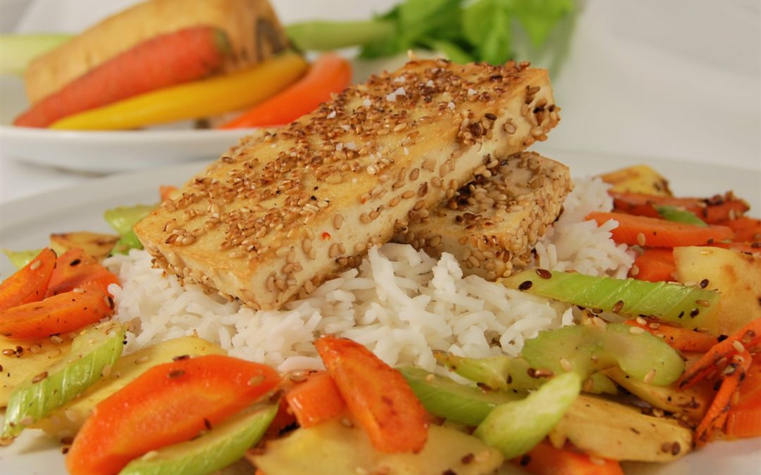 SCHARFER TOFU IN SESAMKRUSTE DAZU BASMATIREIS UND GERÖSTETES WURZELGEMÜSE