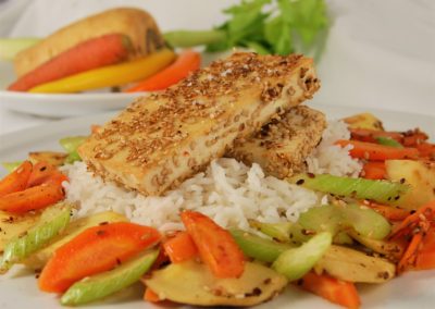 SCHARFER TOFU IN SESAMKRUSTE DAZU BASMATIREIS UND GERÖSTETES WURZELGEMÜSE