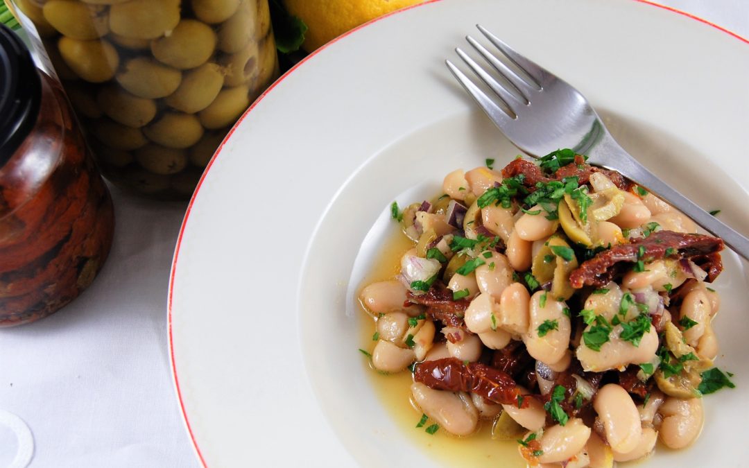 Weißer Bohnensalat mit grünen Oliven und Zitrusdessing