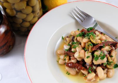 Weißer Bohnensalat mit grünen Oliven und Zitrusdessing