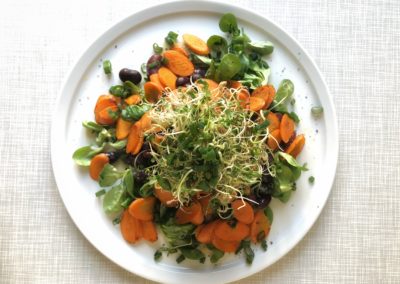 Scharfe Karotte mit Käferbohnen-Sprossen-Salat